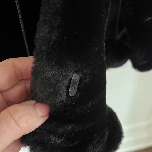 Stunning Poncho/Shawl/Cape -Its Faux Fur but unbelievably soft. - Picture 6 of 9